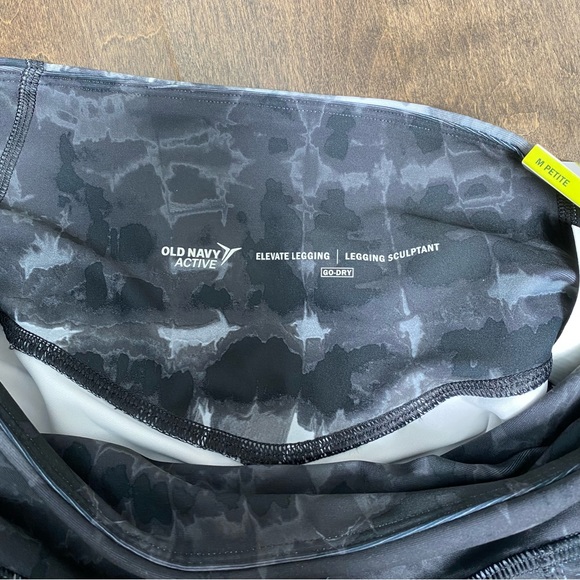 Old Navy Elevate Go Dry 7/8 Leggings - Picture 6 of 13